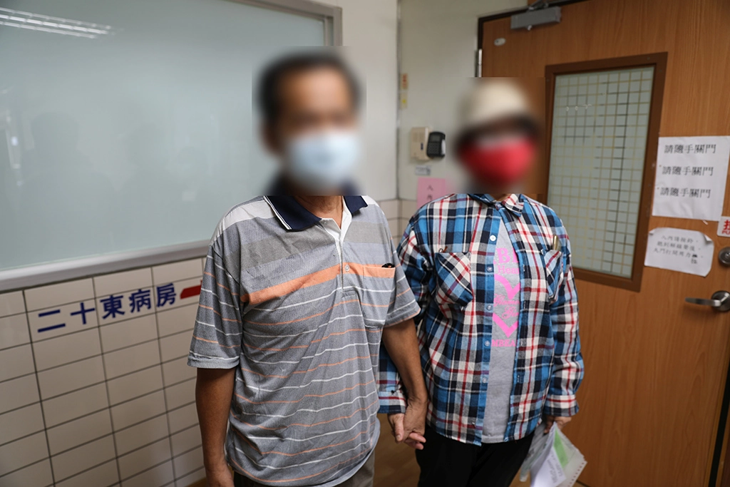 甜蜜感人的來了,看到一個月不見的妻子,唐先生(化名)緊緊牽著妻子的手不放。