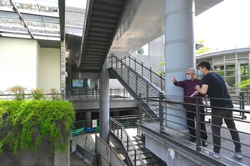 梁永斐館長與主管同仁,進行開館前全館實地巡察。