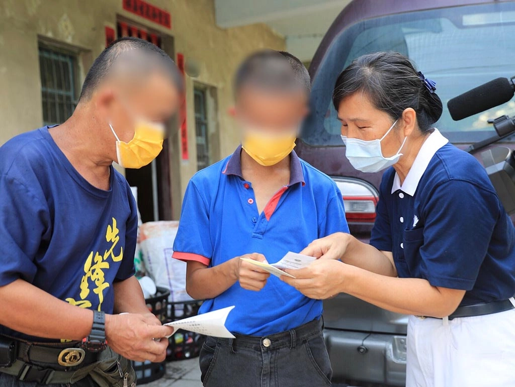 陳先生知道慈濟與台中市府要送來一批物資,與兒子一直在門口引頸期盼等候。