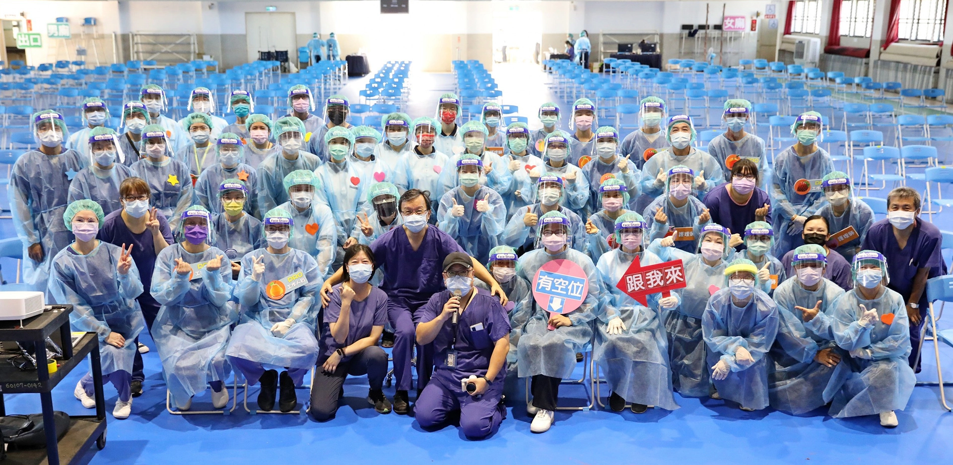 七月十三日,花蓮慈濟醫院共派出十六名醫護及近五十位的行政團隊和志工,為超過千名民眾接種莫德納疫苗。
