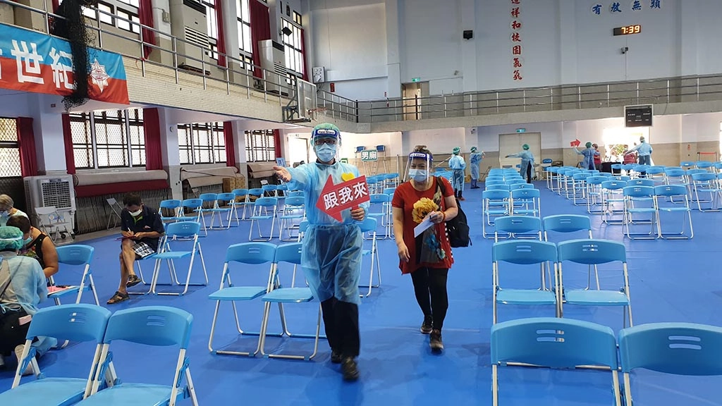 顏瑞鴻副校長表示,疫情讓每個人的生活都改變了,大家都是社會的一分子,師生參與慈濟醫院疫苗注射的工作,融入社區服務中善盡社會責任,雖然只是小小的螺絲釘,但很高興能為鄉親服務。