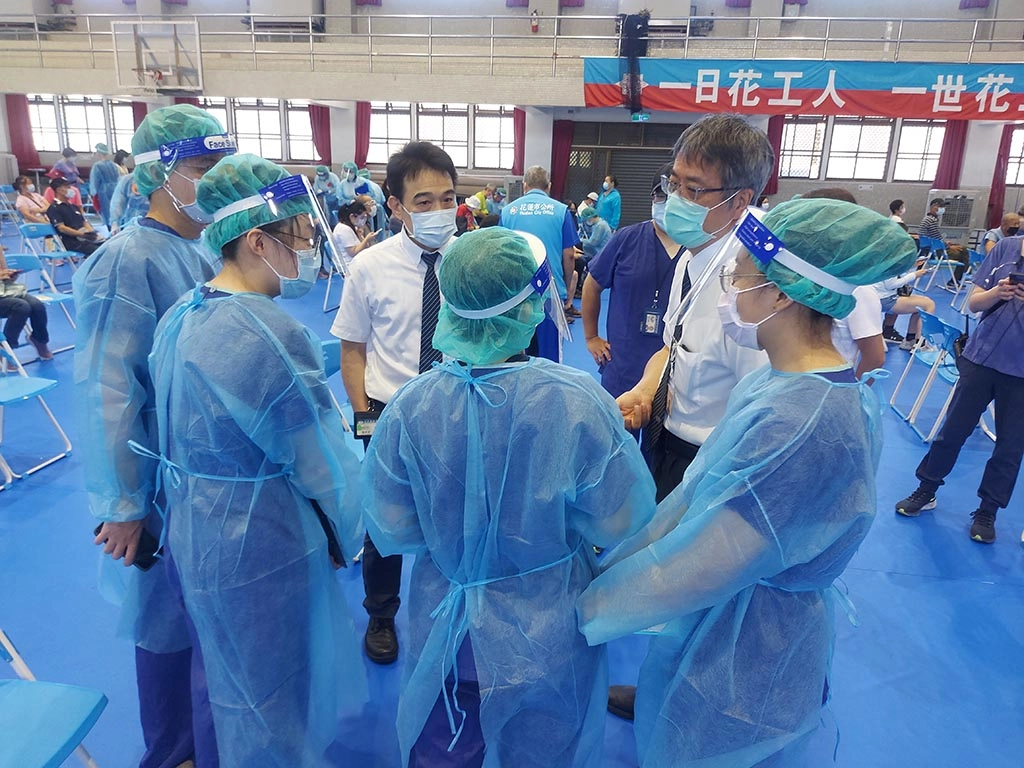 慈大醫學院陳宗鷹院長表示,從COVID-19疫情開始就一直在思考要如何讓醫學生也可以參與,而如何進行大型疫苗注射,在醫院的實習是學不到的。