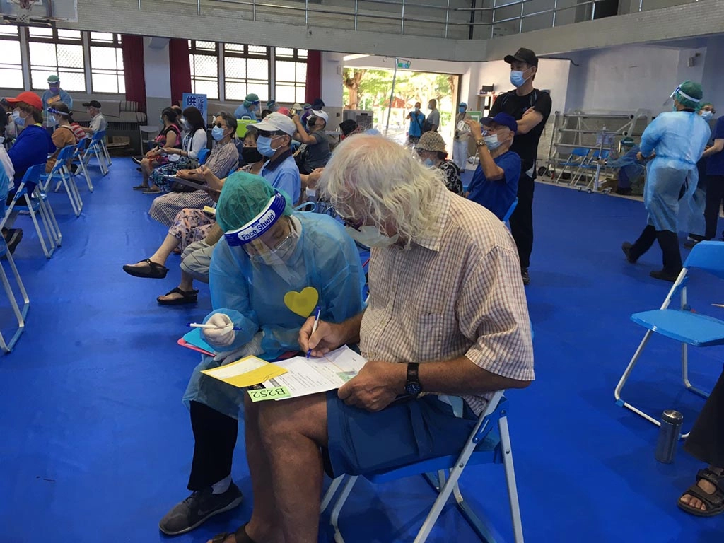 外籍鄉親來打疫苗,葉延盈也馬上前往協助翻譯,發揮最大功能。