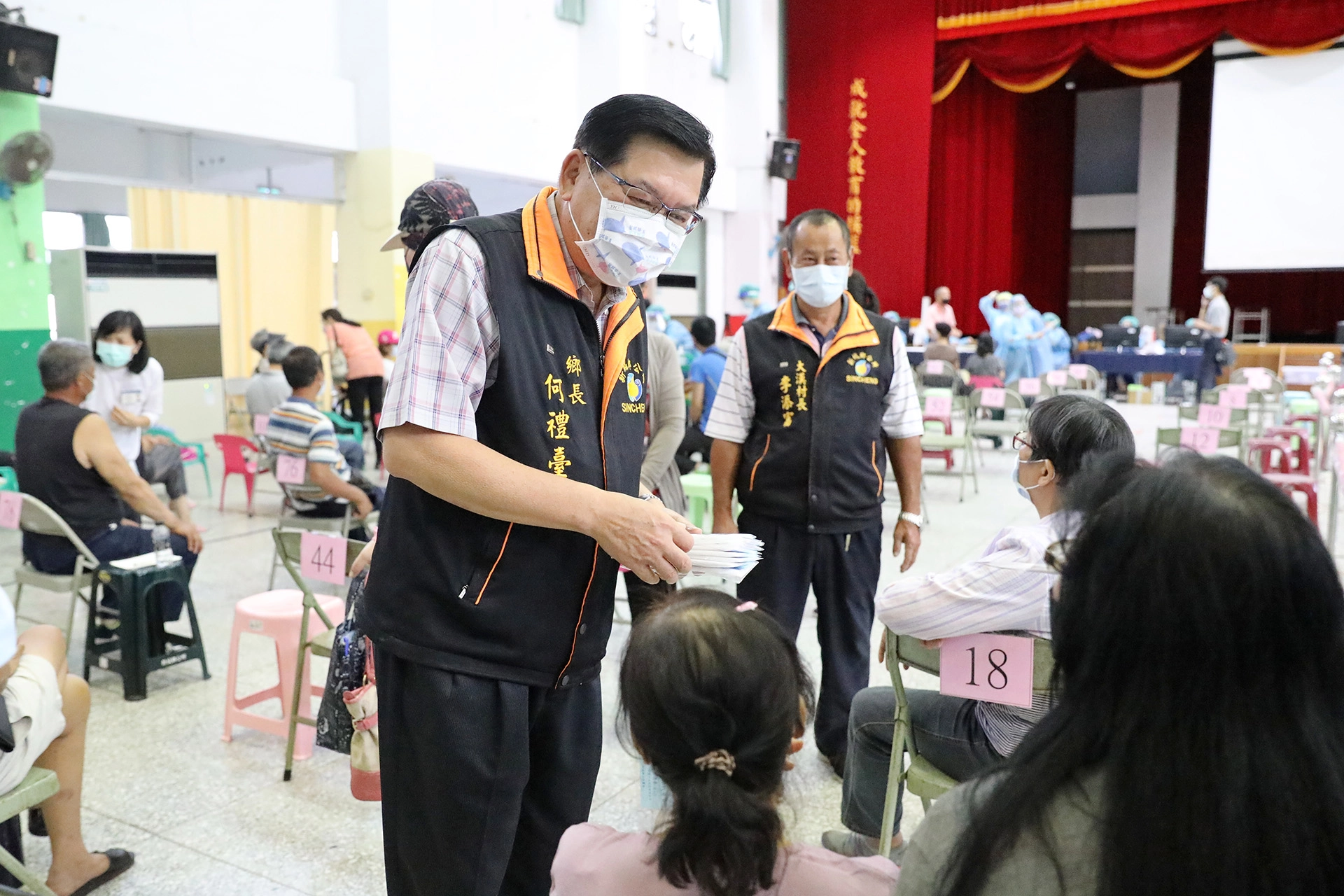 花蓮縣新城鄉鄉長何禮臺到疫苗接種站現場,關心民眾施打疫苗的情況。