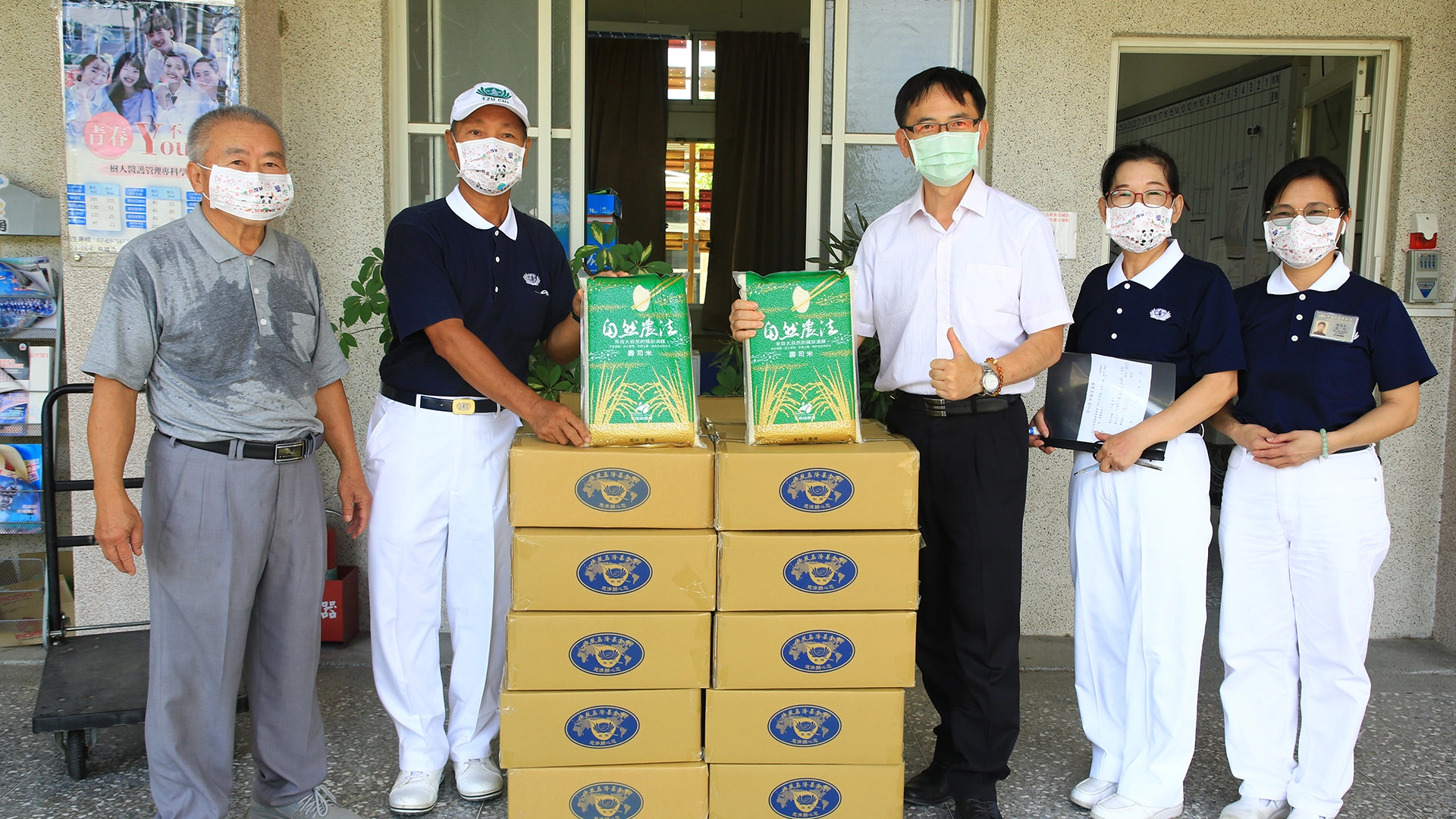 慈濟捐贈嘉義縣政府弱勢學生家庭暑期物資,日前已由慈濟志工將第一波物資送至各校。