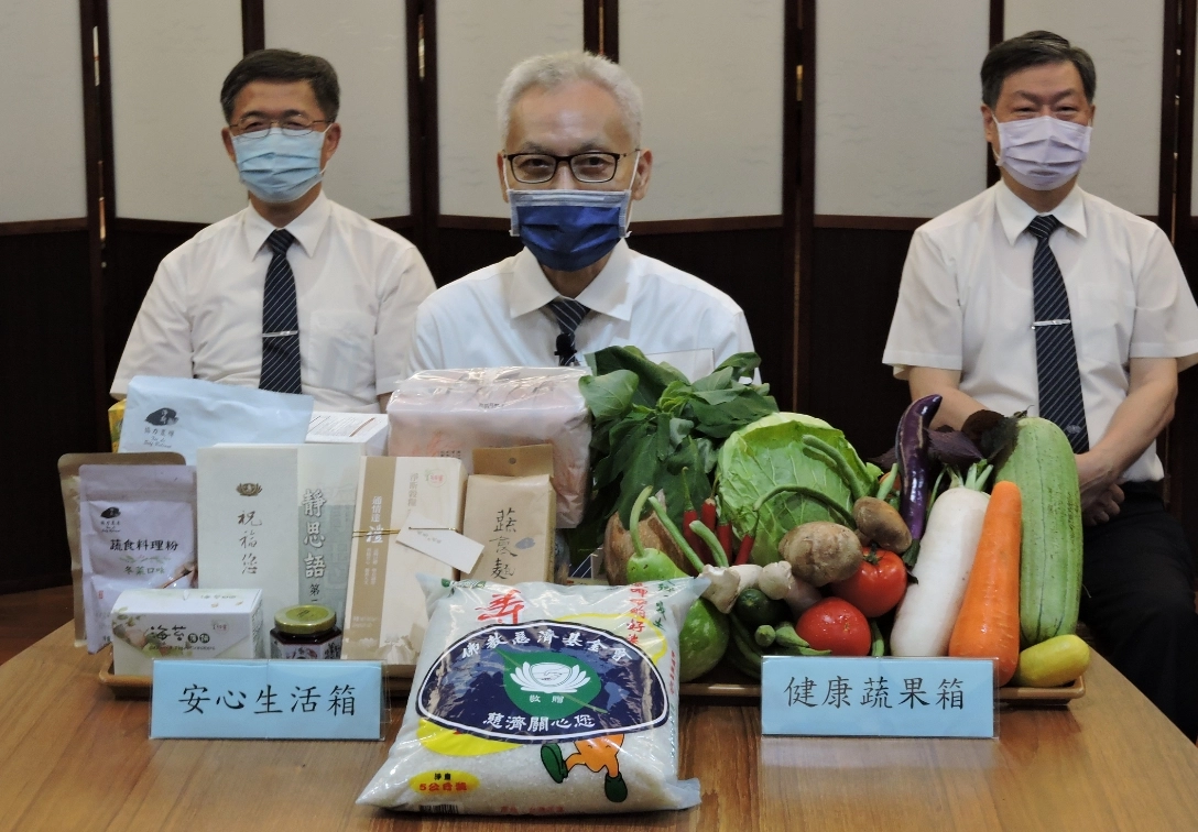 慈濟基金會張宗義副執行長(中)指出,慈濟針對屏東疫情有多層面的援助。