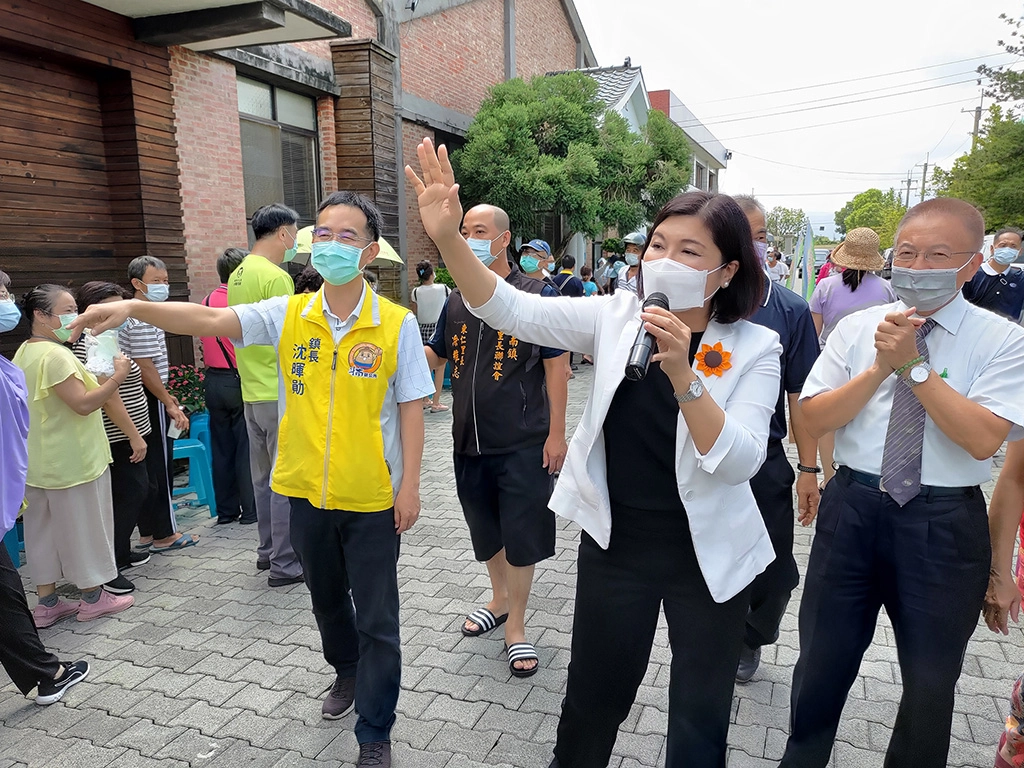 雲林縣長張麗善與斗南鎮長沈暉勛,來關心民眾施打情況。