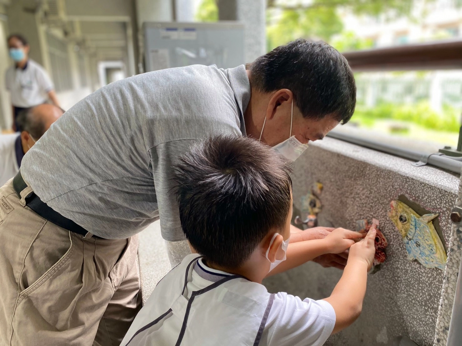 幼兒園畢業生將陶藝作品鑲嵌在園所內的洗手台,留下自己的學習足跡。攝影:臺南慈中