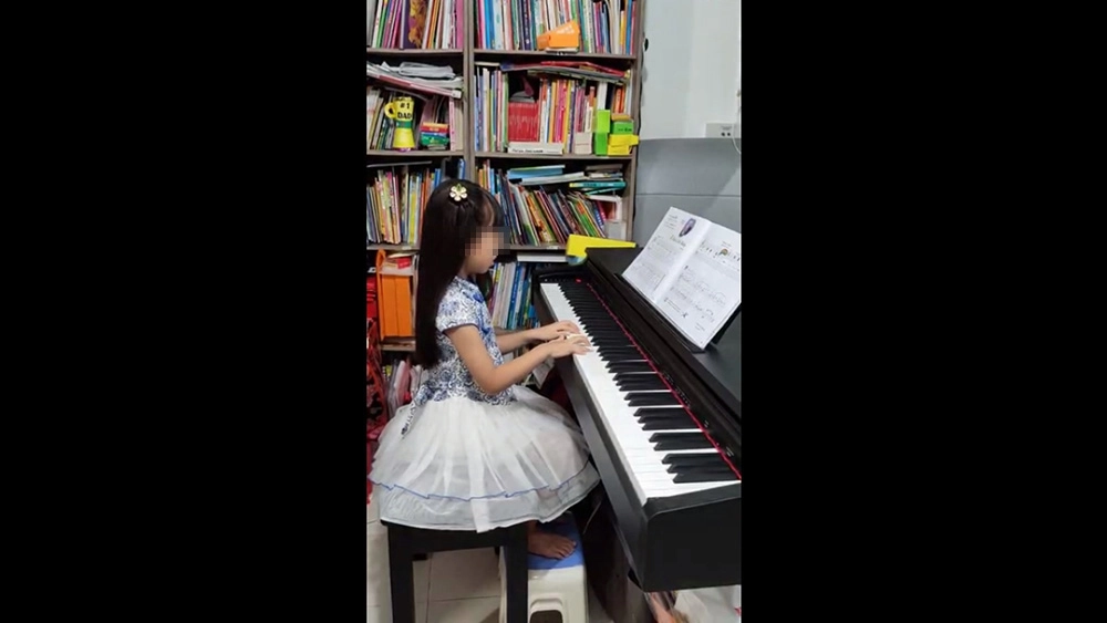 為了感謝教導她的慈青,受惠孩子陳小玉演奏了兩首鋼琴歌曲。