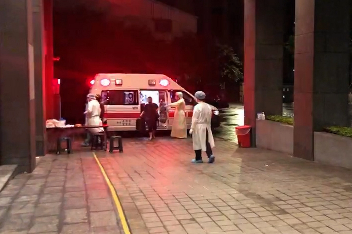 救護車將病人送至檢疫所,醫護團隊前往接案。