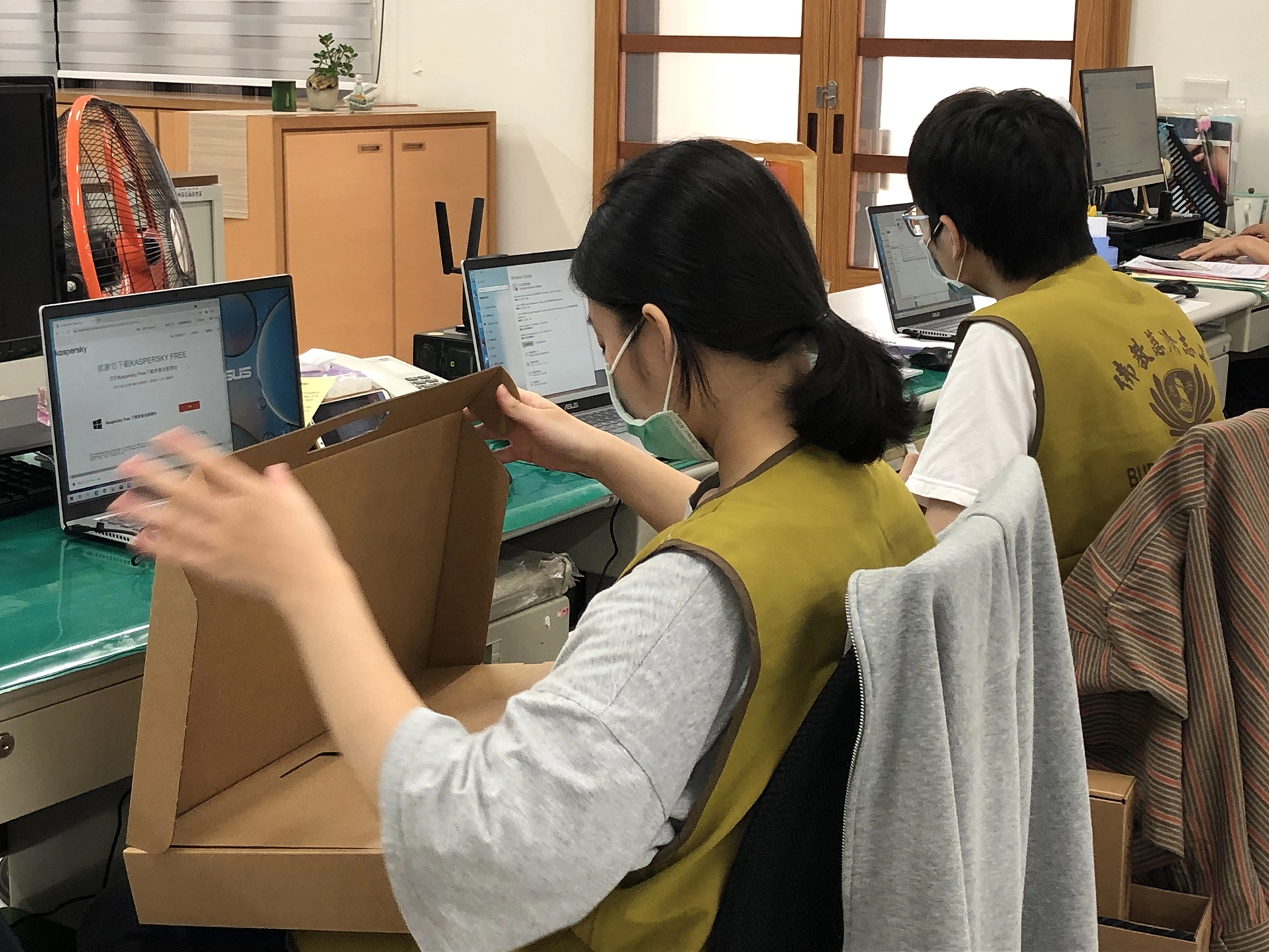 避免學童拿到新的筆電不會安裝,慈濟先將電腦安裝好開機程式、防毒軟體。