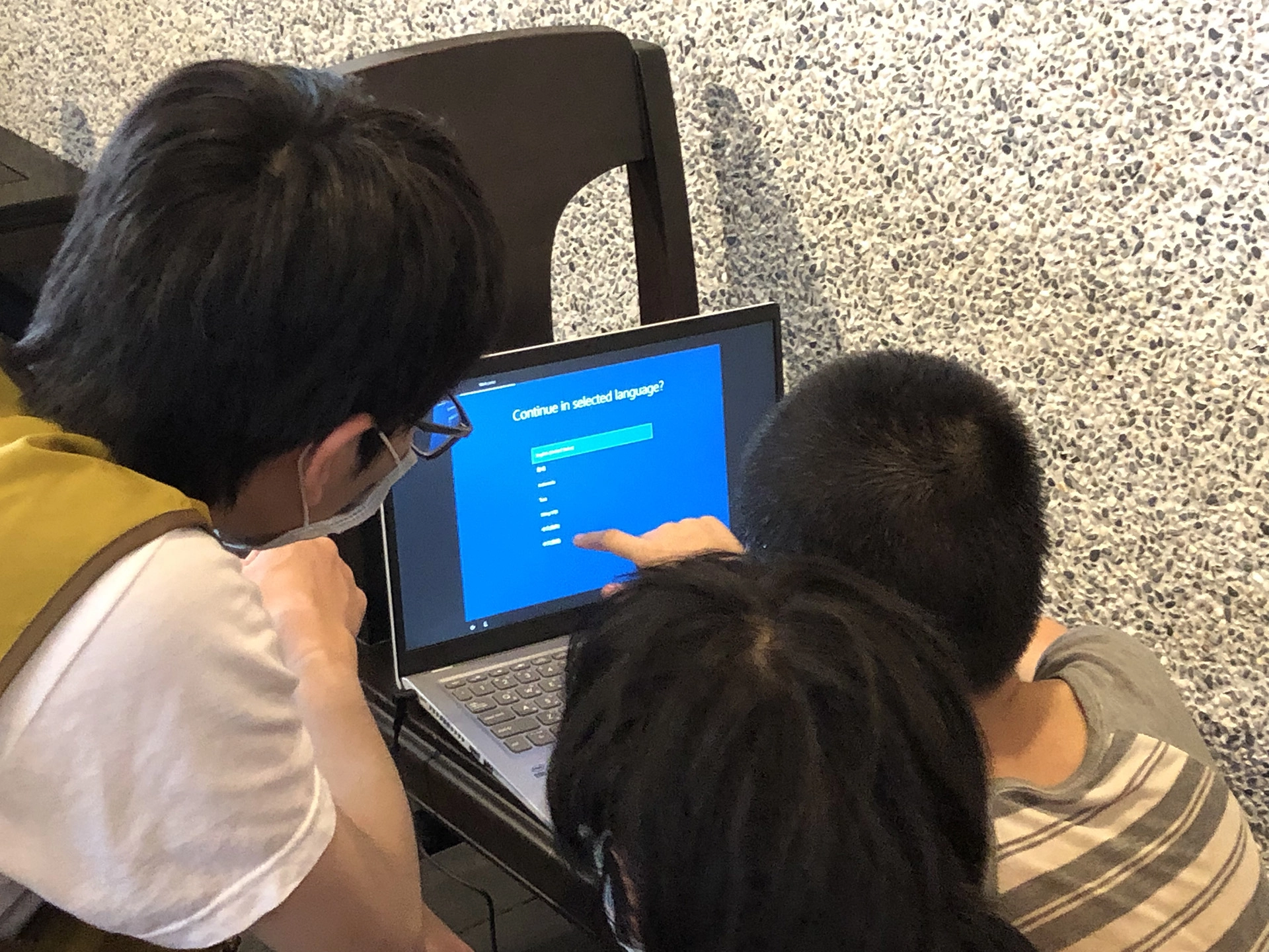 慈濟購買筆電給弱勢家庭孩子,讓他們數位學習不中斷。