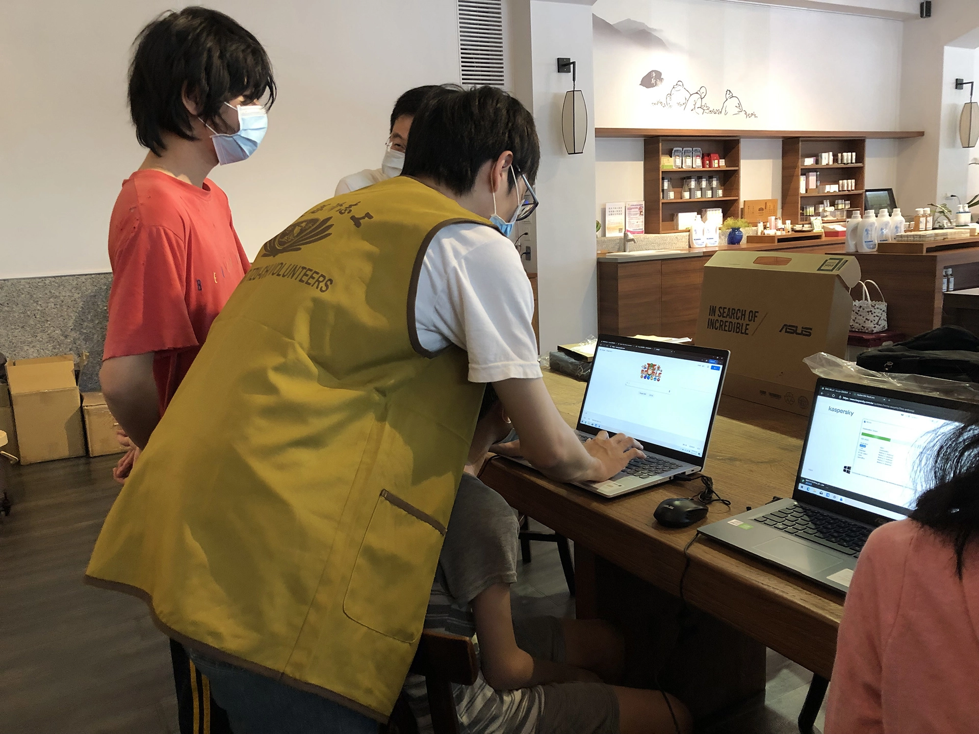 7月30日志工將筆電交給弱勢家庭孩子,並指導使用。