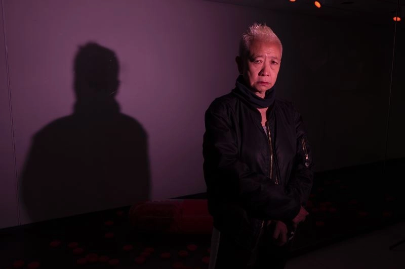 旅法臺裔藝術家鄭淑麗於實體展覽現場(圖片提供:OVNi,攝影師:Olivier Anrigo)