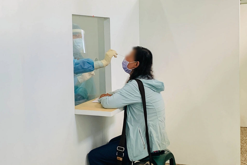 接受採檢時僅露出鼻部;採檢結束後於現場等候15-30分鐘可知快篩結果。