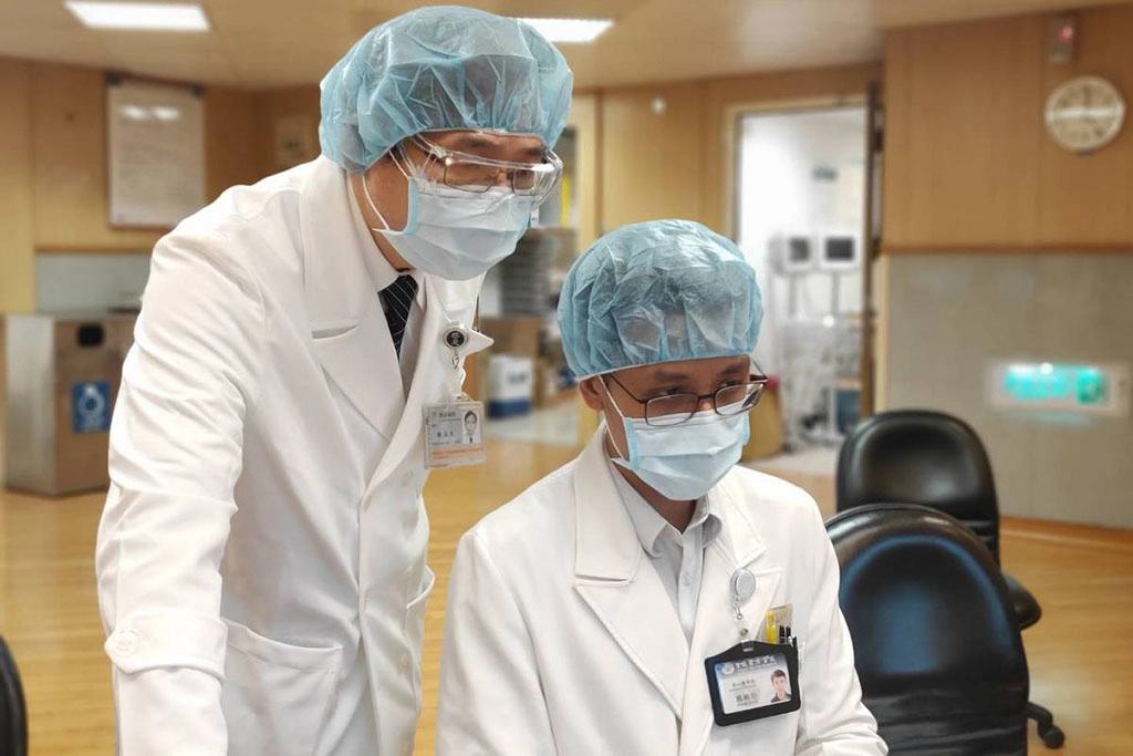 台北慈濟醫院身心醫學科陳益乾主任(圖左)於專責病房會診身心出狀況之病人,並予以用藥。