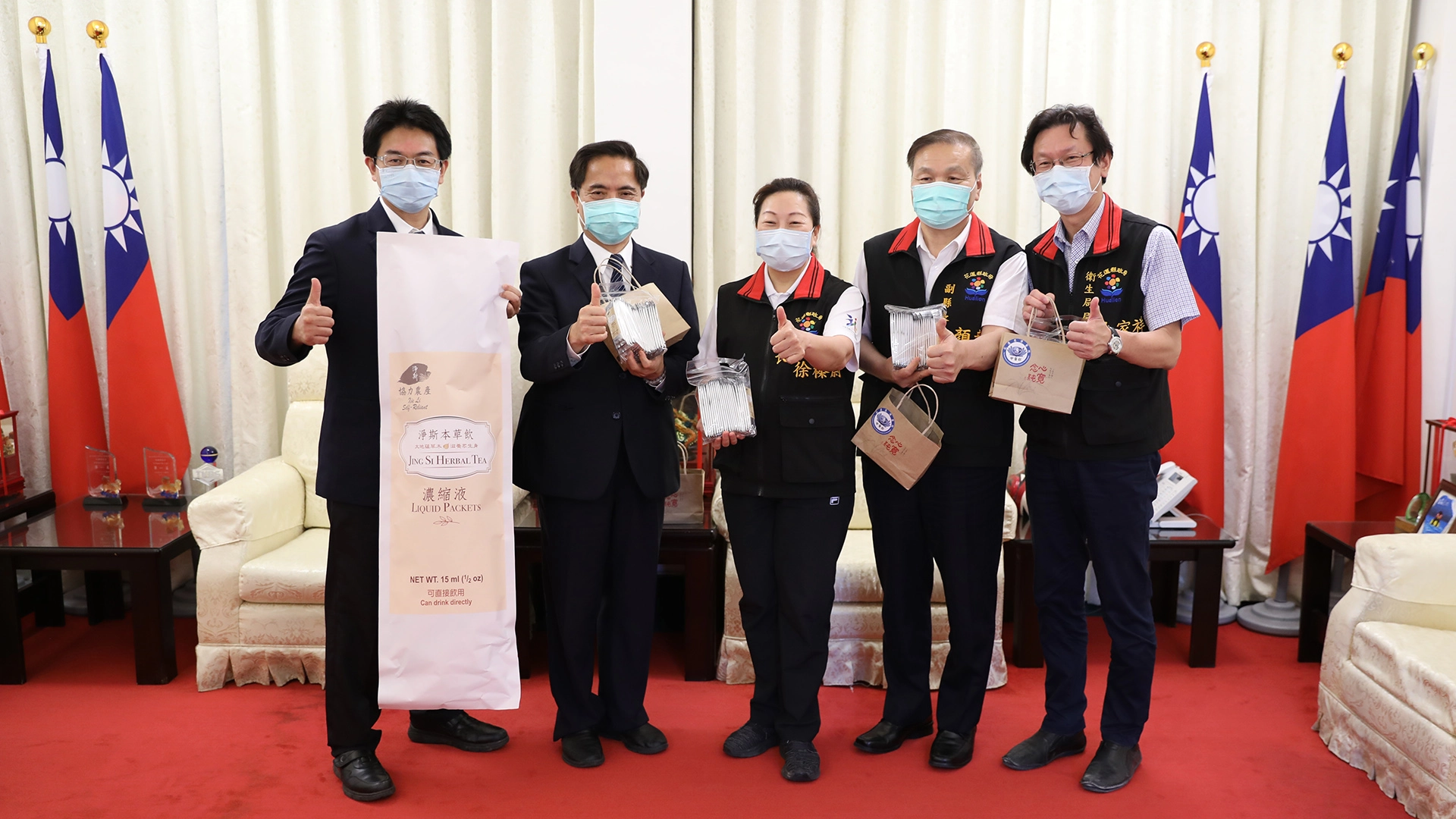 花蓮慈院林欣榮院長(左二)、何宗融副院長(左一)贈淨斯本草飲濃縮液給花蓮縣府團隊,與縣長徐榛蔚(中)_等人一同祝福病患。