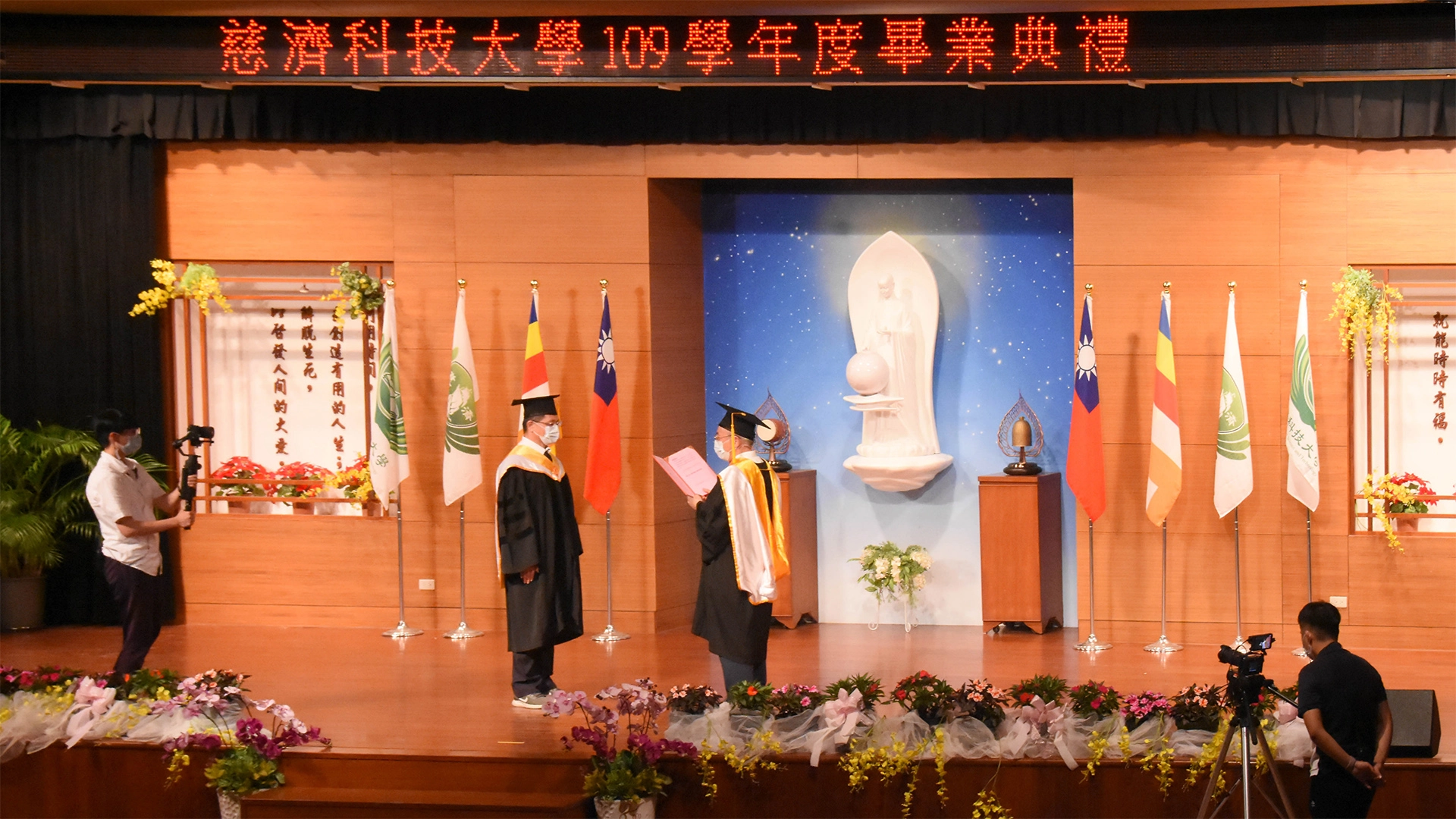 恪守室內不超過五人的防疫規定,慈濟科技大學畢業典禮採事前預錄。