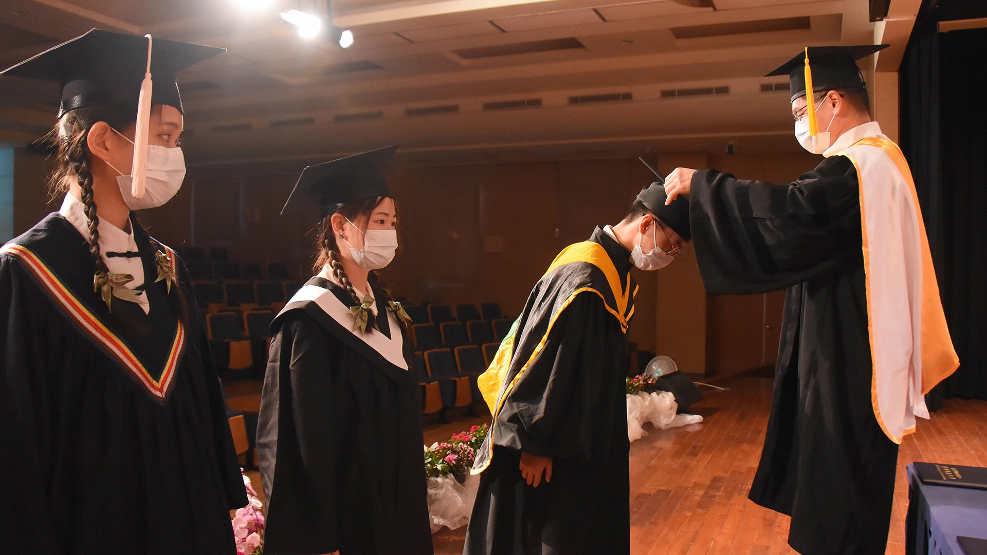羅文瑞校長親手為三位不同學制(五專、四技、研究所)的學生代表撥穗。