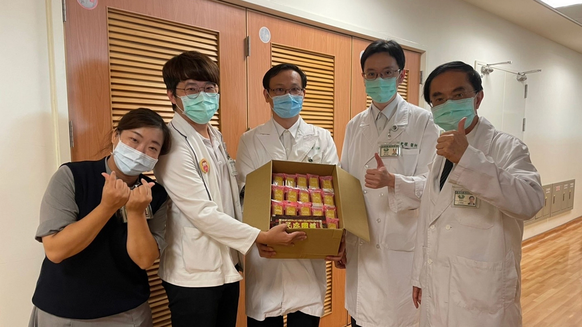 (中至右)李信賢、陳世權與呂傳欽三位醫師收到這難得的媽祖餅都說:「怎麼這麼好,太感謝了!」