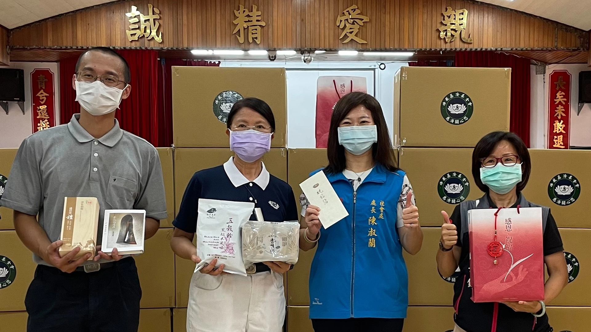 慈濟基金會6月4日提供430個安心祝福包給台東縣政府,由社會處陳淑蘭處長(右二)代表收下。