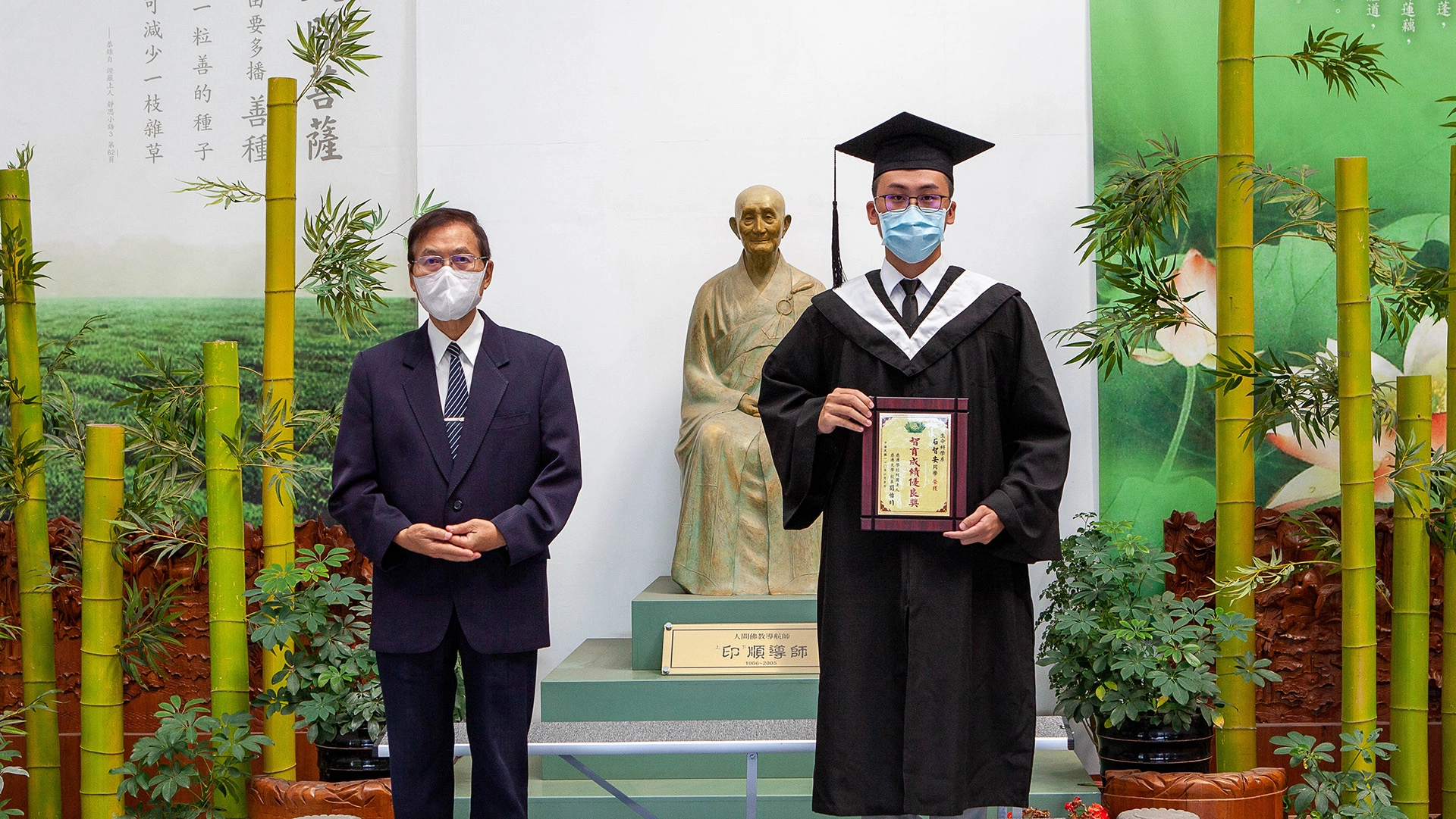 生命科學系畢業生石智安表示,很珍惜從師長手中領獎的機會