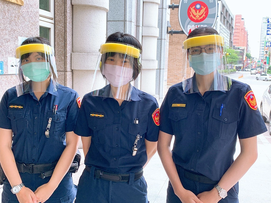 雙北警消在新冠疫情最為嚴重執勤壓力時,在第一時間就收到強化防護作用的防護罩。
