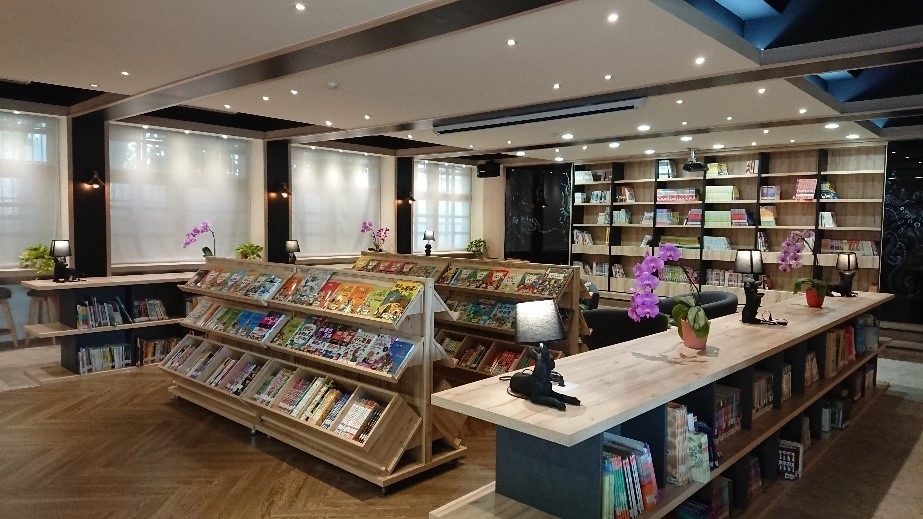 柯伯儒校長將學校的老舊圖書館,改建為具有誠品風格的圖書館。