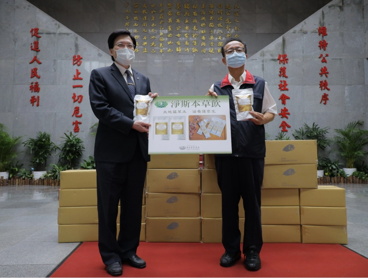 慈濟的「淨斯本草飲」主要由花蓮慈濟醫學中心研發,捐贈就近由慈濟臺北慈院趙有誠院長(左)代表,臺北市警察局陳嘉昌局長(右)代表受贈。