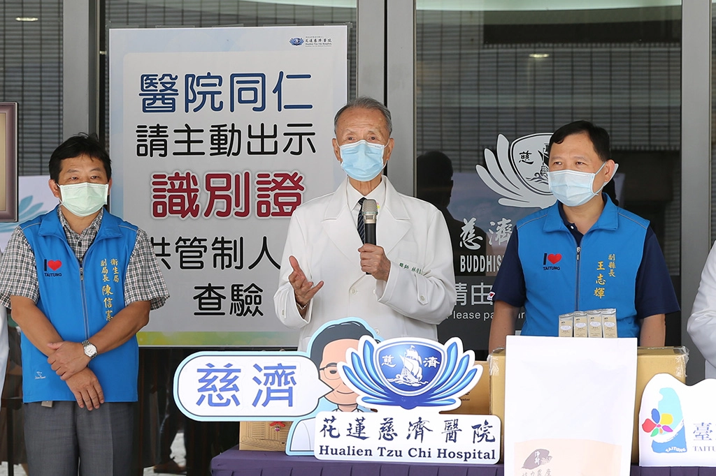 慈濟醫療法人林俊龍執行長(中)表示,希望透過這本草飲,讓臺東的確診者能接受中西醫合療,同時期待疫情很快過去,可以脫下口罩,恢復以往的生活。