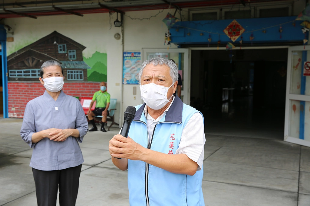 榮民之家主任方矩,透過麥克風向留在房間內長者們,分享花蓮慈院帶來的喜悅。