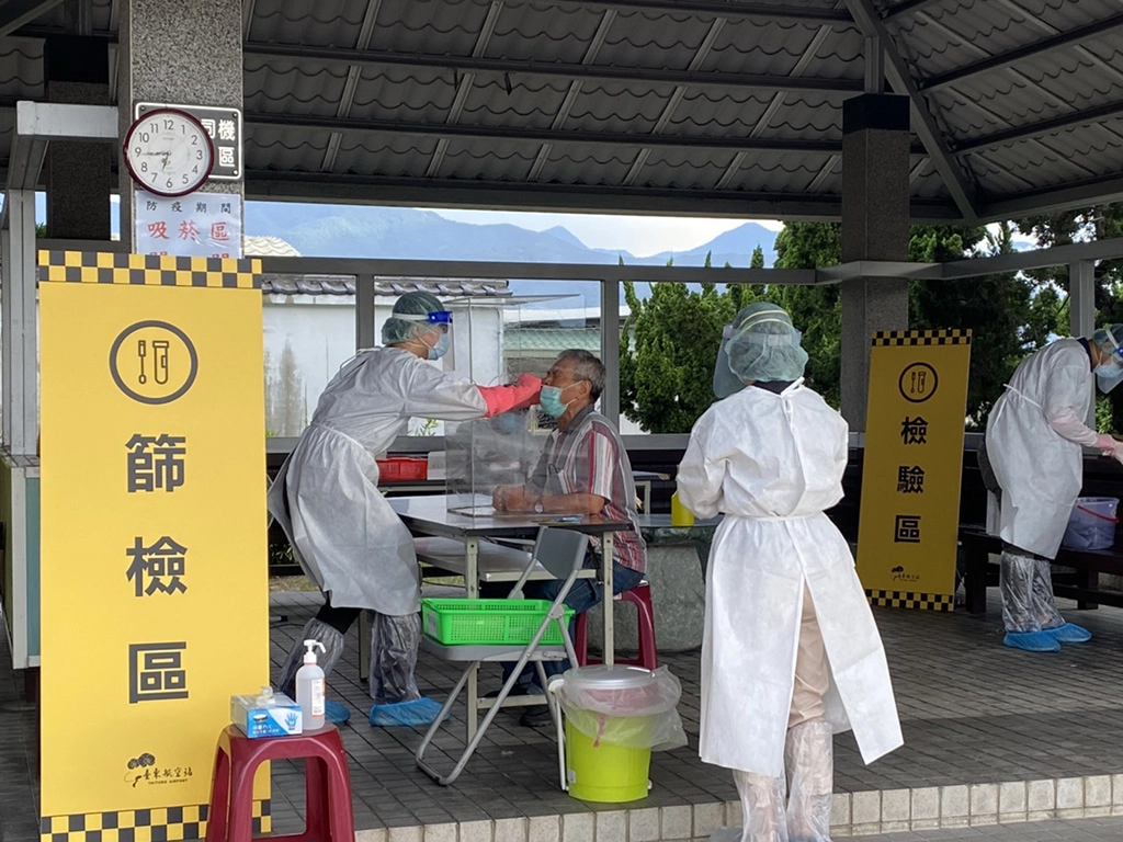 臺東全縣設16處社區快篩站阻傳染鏈,累計1千6百餘人受檢,感謝醫護同仁辛勞。