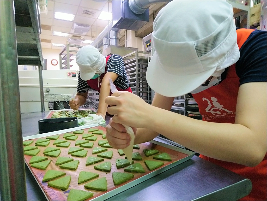 伊甸研發的抹茶粽子造型餅乾,以嚴選的抹茶原料製成三角造型加上手工繪製的糖霜圖案,希望帶給大家祝福與盼望。