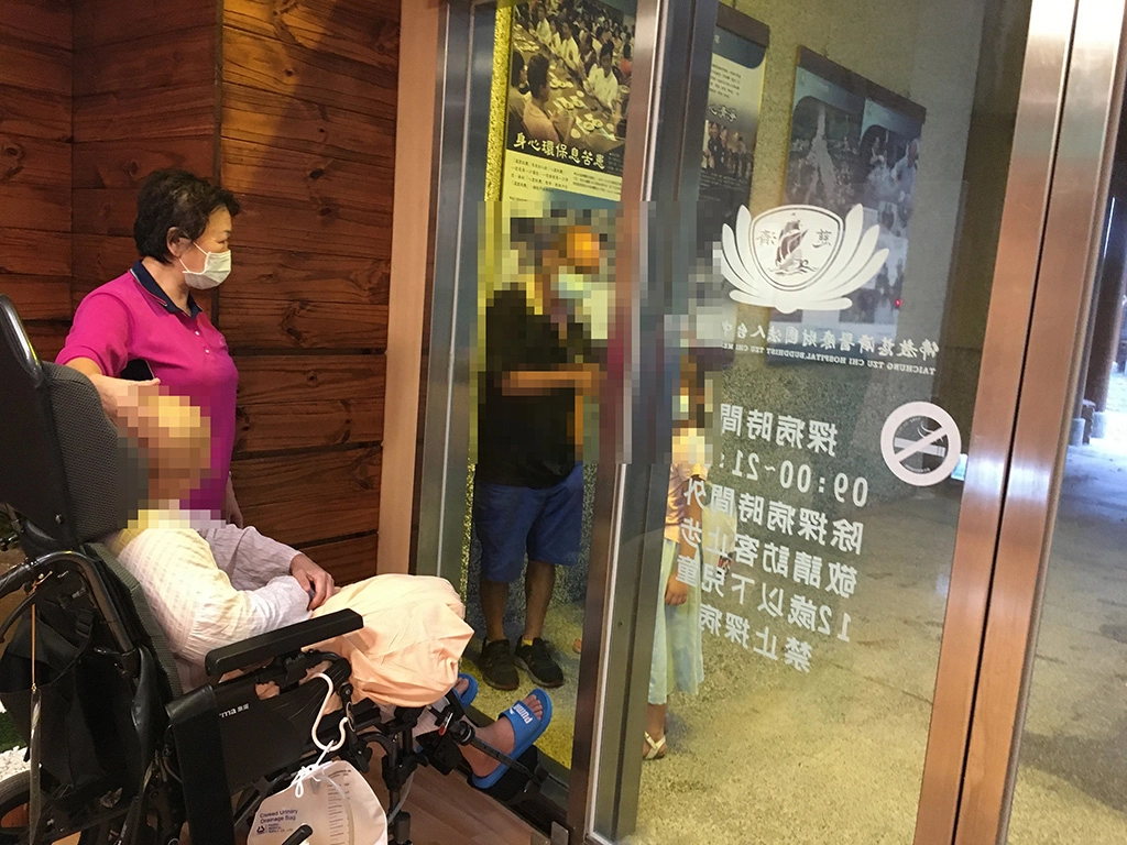 蓉蓉的先生帶著孩子來看他,輾轉吃到孩子準備的水果,蓉蓉開心極了!