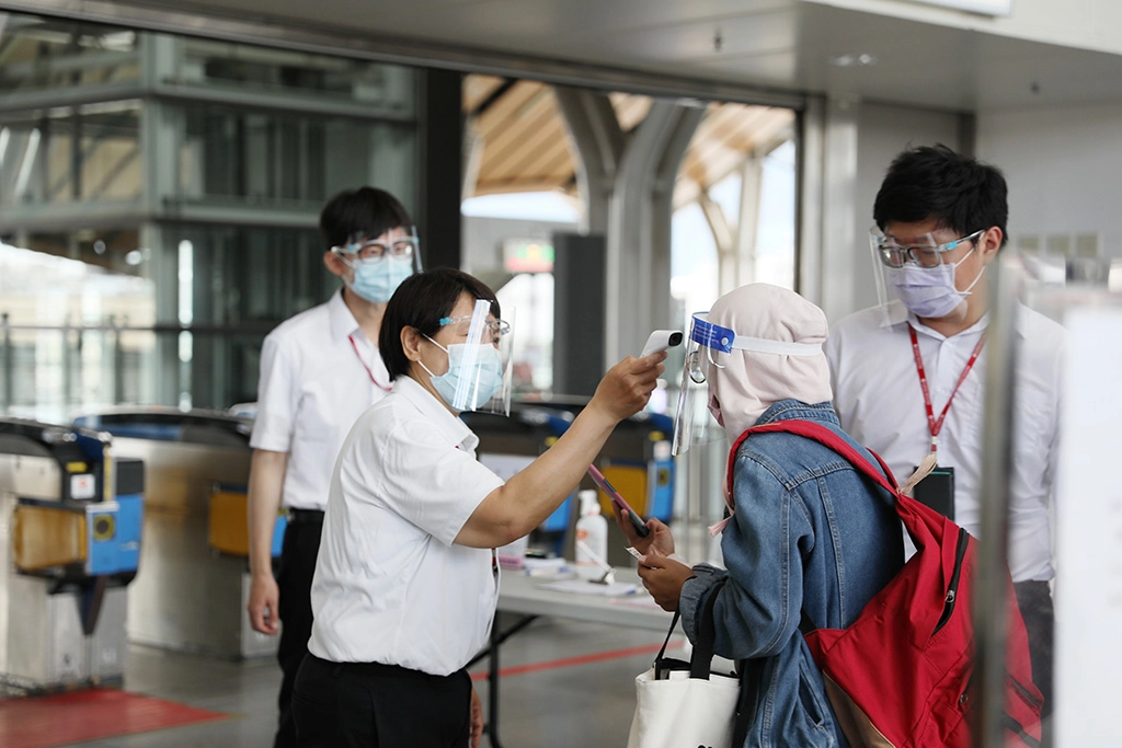 花蓮慈濟志工6月10日到花蓮火車站贈送防護面罩、手套,台鐵人員收到後立刻戴上防護。
