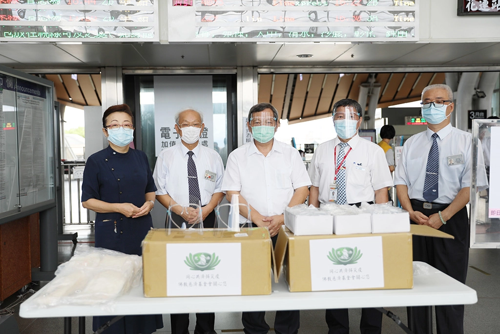 花蓮慈濟志工6月10日趁端午連假前到花蓮火車站贈送防護面罩350個、手套5百雙,由台鐵花蓮運務段長吳金添(中)、花蓮站站長林德香(右二)代表收下。