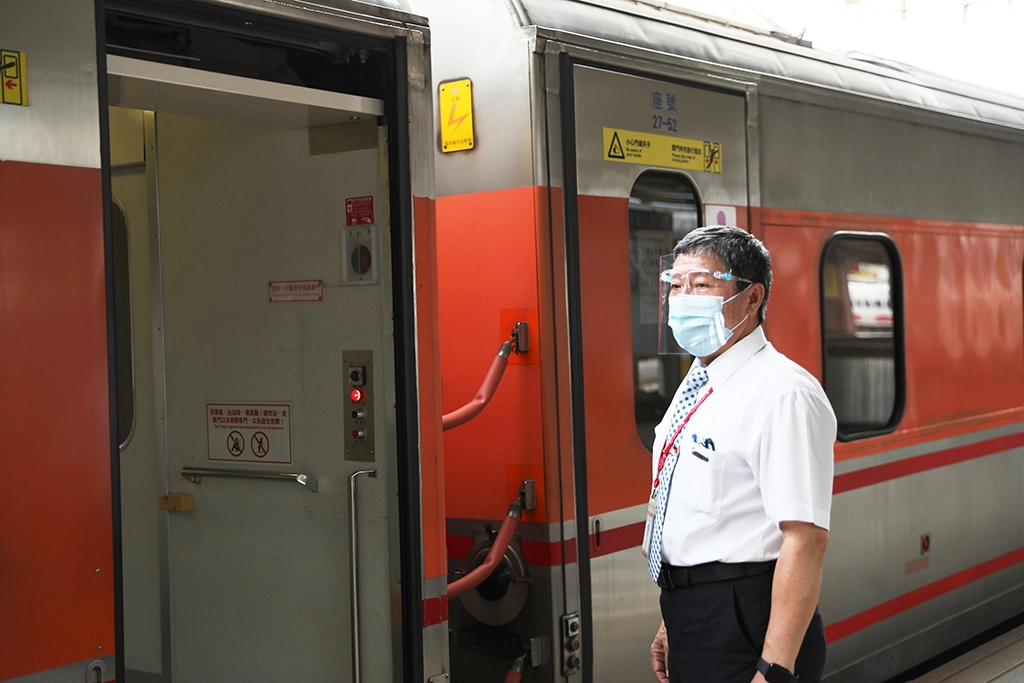 花蓮慈濟志工6月10日到花蓮火車站贈送防護面罩、手套,站長林德香戴上防護面罩視察運務工作。