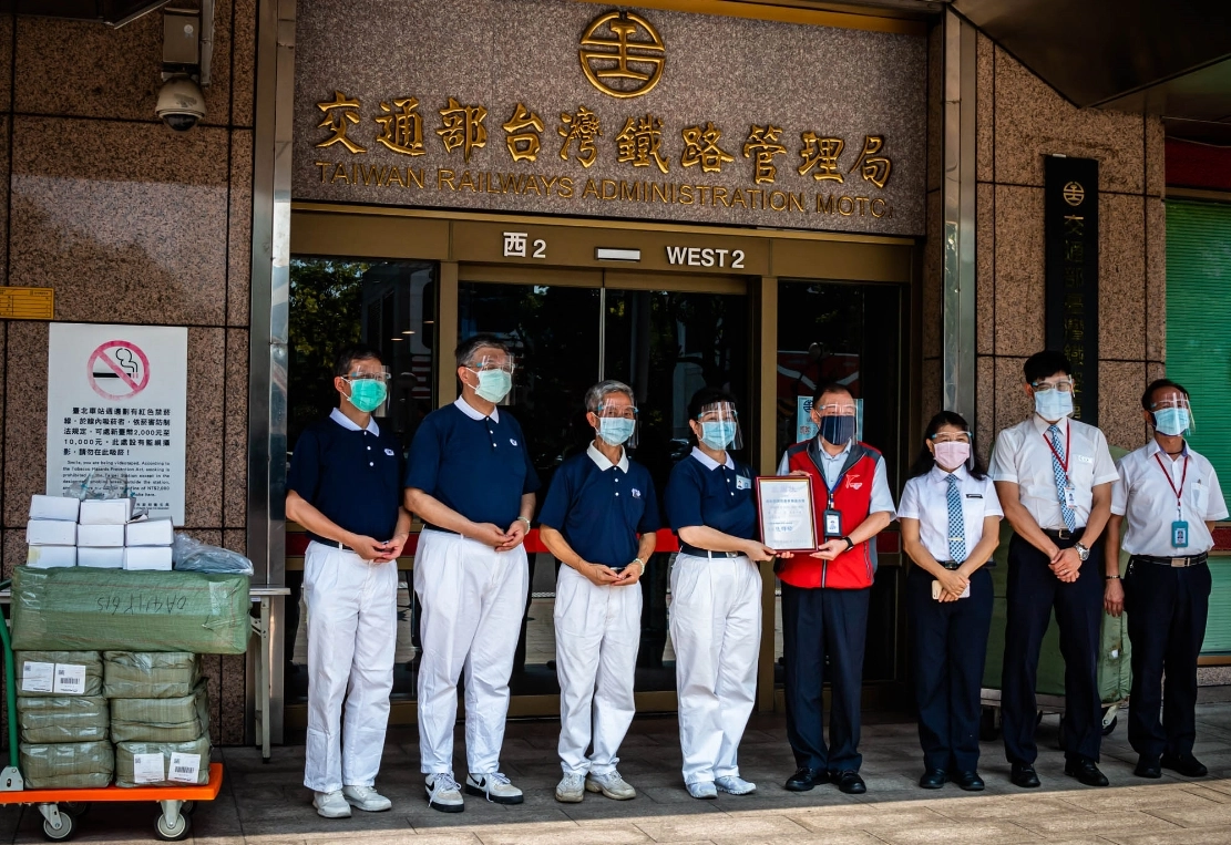 慈濟基金會在端節前的6月10日下午致贈臺鐵6300片防護面罩,提供臺鐵各地站務員、各列車列車長、隨車工作人員等使用。