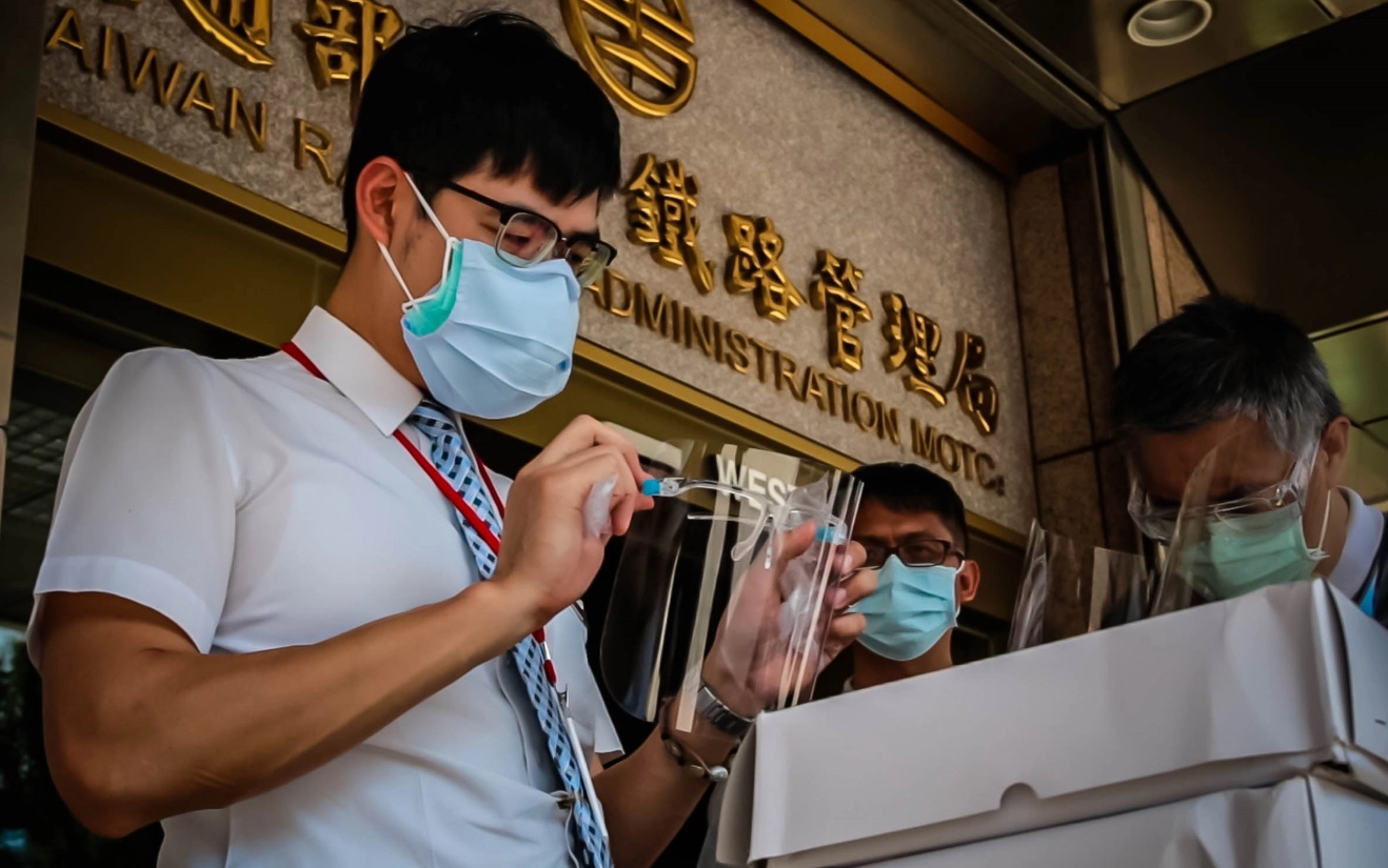 增強臺鐵人員防疫的設備,防護面罩是不可缺少的重要設備,也讓同仁們於值勤時更加安心於工作崗位。