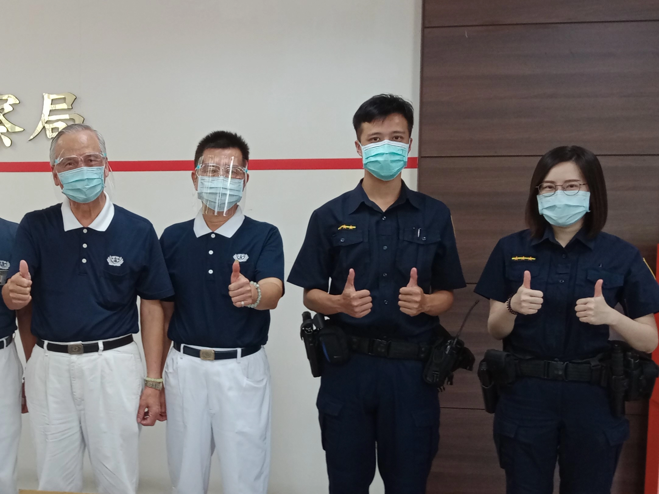 草屯慈濟志工6月11日準備祝福感恩卡、蘋果、香積麵等,前往鄰近警消單位,預祝佳節平安。