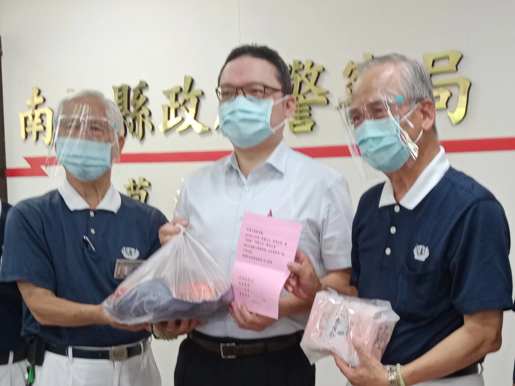 草屯慈濟志工6月11日上午前往南投縣警察局草屯分局,草屯分局長康健浚(中)感恩慈濟每年慰問。