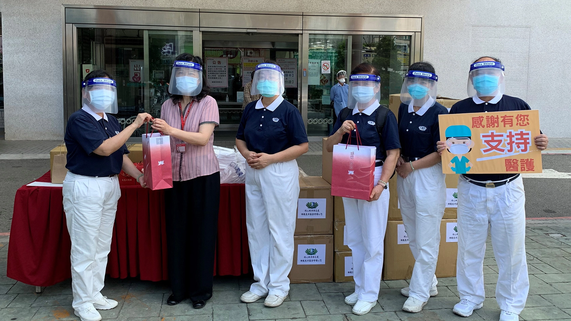 頭份市慈濟志工為感恩醫療人員,6月11日前往為恭紀念醫院致贈防疫物資、營養豆漿沖泡粉,副院長王雪月感恩志工。