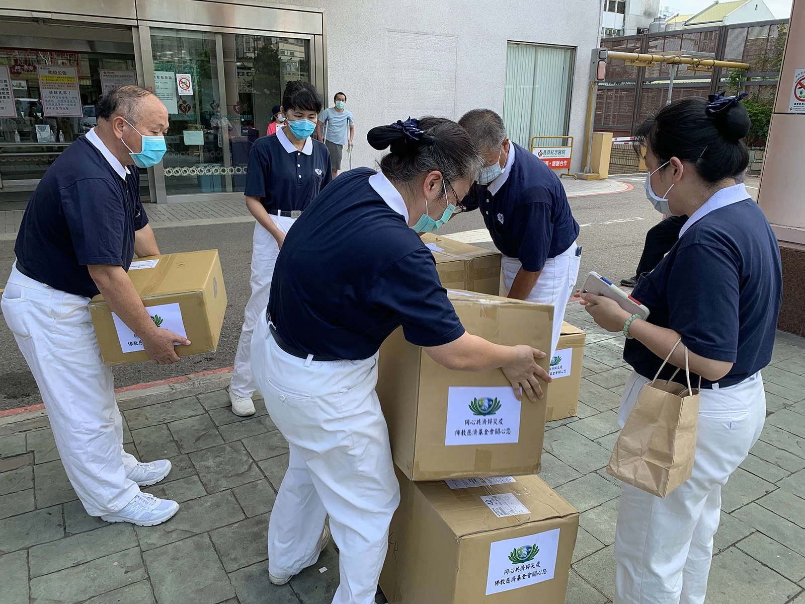 頭份市慈濟志工為感恩醫療人員,6月11日前往為恭紀念醫院、重光醫院致贈防疫物資、營養豆漿沖泡粉。