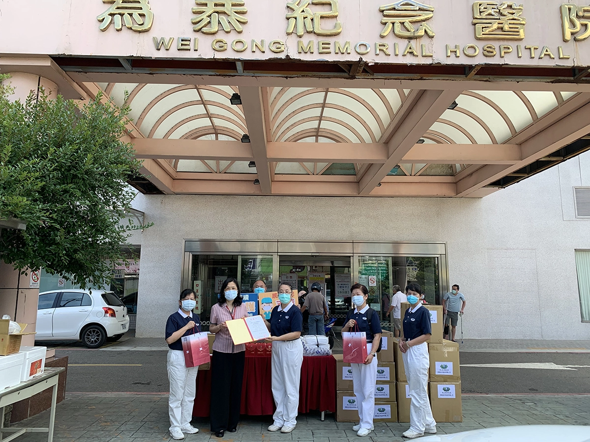 頭份市慈濟志工為感恩醫療人員,6月11日前往為恭紀念醫院致贈防疫物資、營養豆漿沖泡粉。