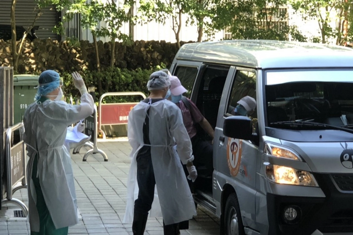 劉醫師平安解隔,坐上防疫專車返家。