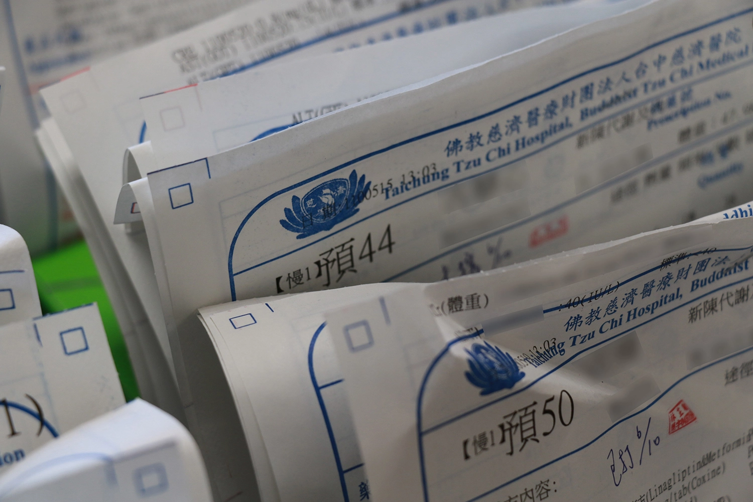 領取慢性處方箋藥品,可以事先透過網路或電話預約領藥,配合「藥來速」快速又方便。
