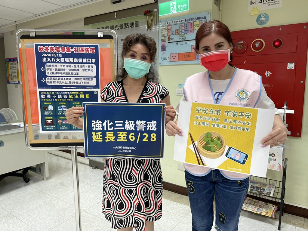移民署人員向洽公民眾宣導端午不跨區移動及延長三級警戒。