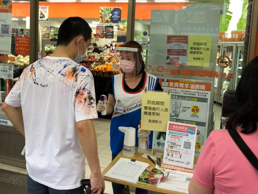 端午節即將到來,新北嚴格控管超商、超市及百貨賣場容留人數,並再次呼籲民眾快速購買,以降低群眾感染風險。