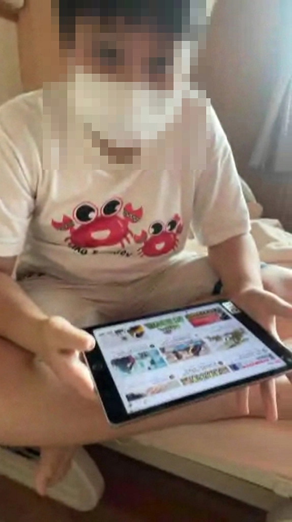 弟弟獲得醫師提供的iPad,除了上網課,還可以看影片,成了罹病遺憾中的小確幸。