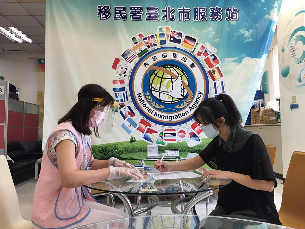 全國防疫進入三級警戒,移民署北區事務大隊臺北市服務站呼籲新住民可不必到站辦理居停留延期,將自動延長居留期間為30日,不限次數,實施期間至疫情警戒標準降為第二級之日止。